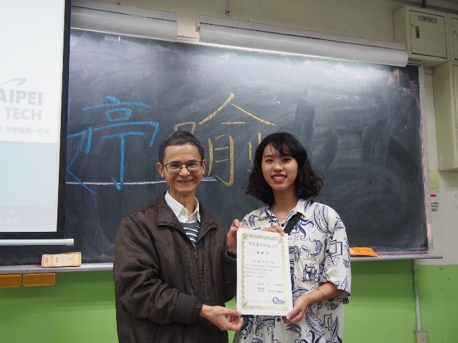 韓麗龍主任頒發感謝狀